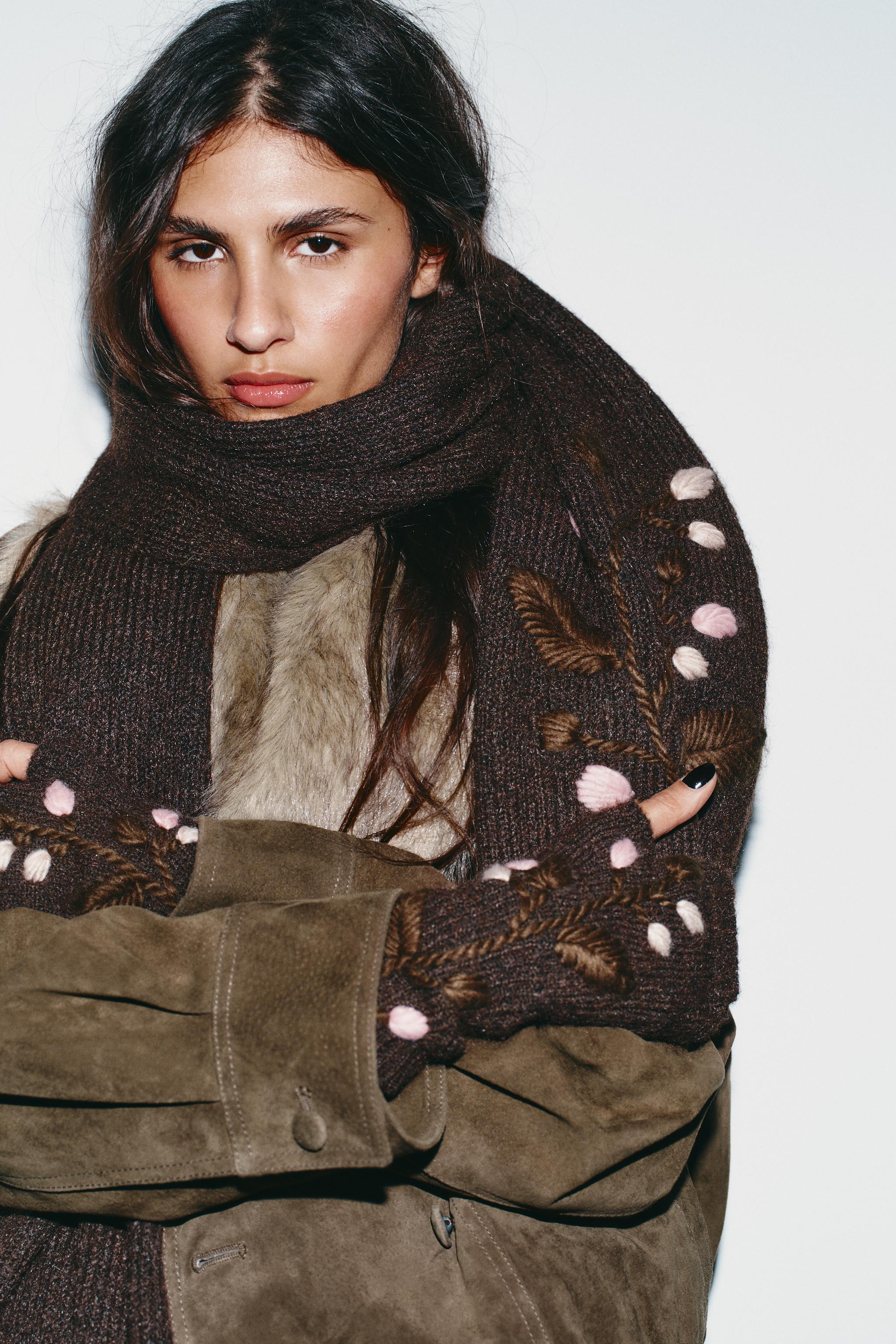 KNIT SCARF WITH FLORAL EMBROIDERY